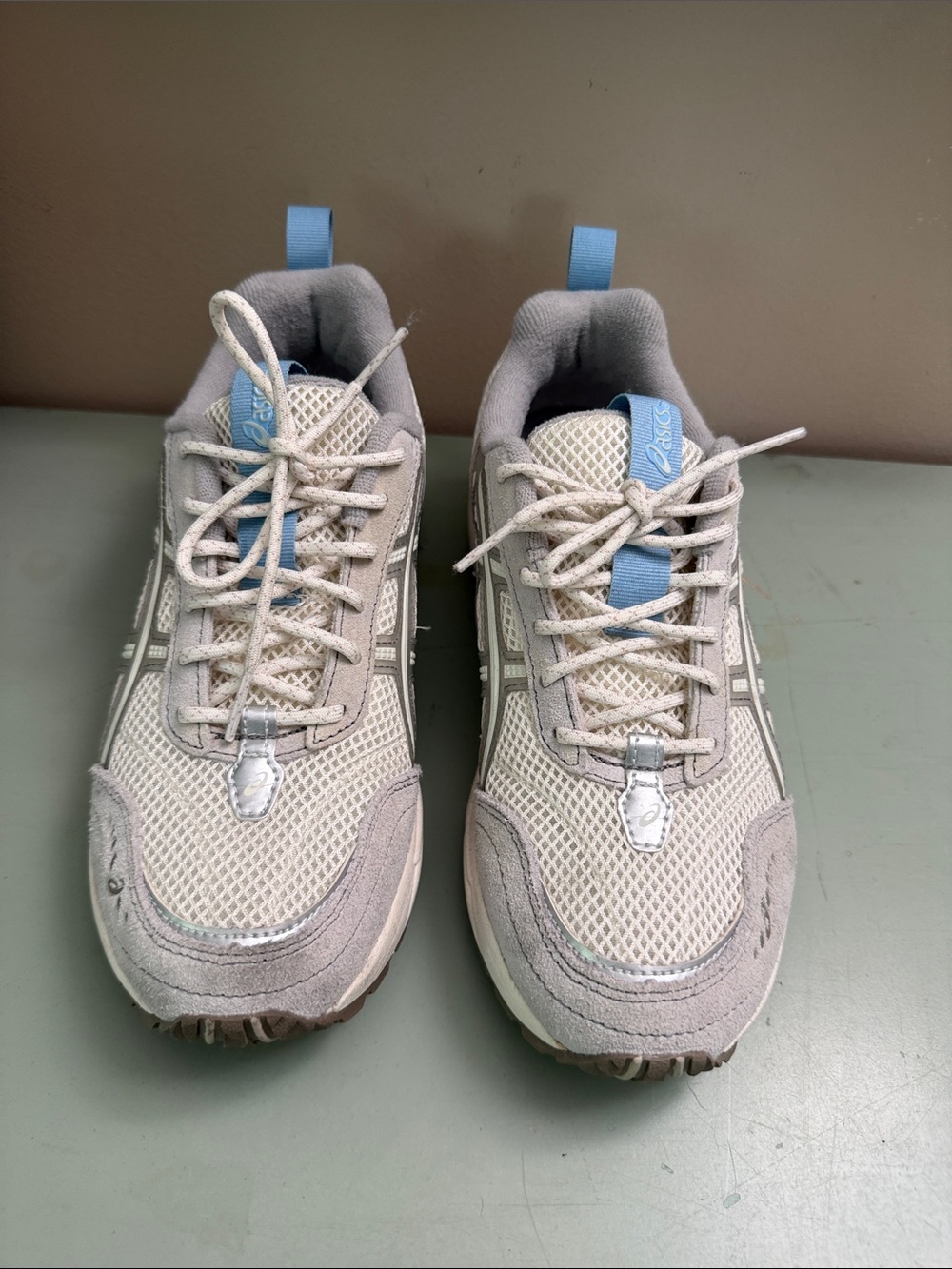 Aasics 7.5 Athletic Mesh Sneakers in Light Gray and Blue